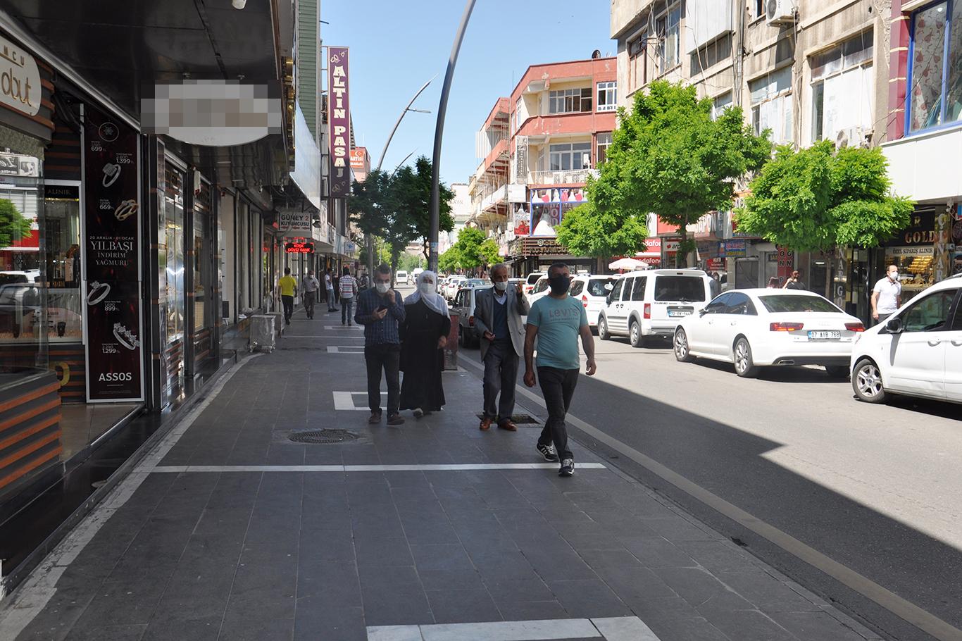 Batman'da sokağa çıkma yasağının ardından dükkanını açan esnaf müşterisini bekliyor